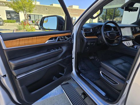 Used 2024 Jeep Grand Wagoneer L Series III image 23
