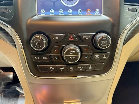 Used 2019 Jeep Grand Cherokee Laredo image 23