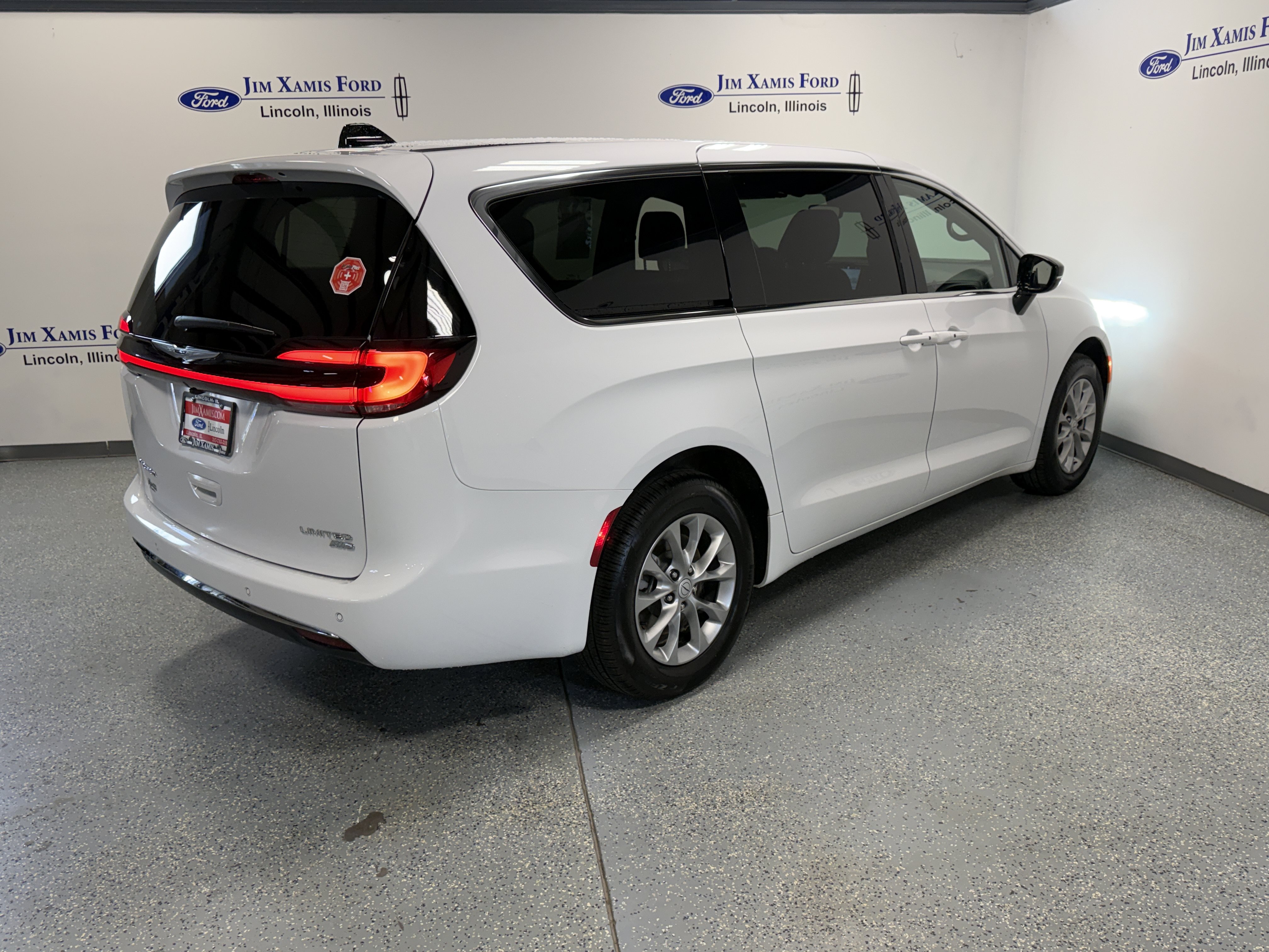 Used 2026 Chrysler Pacifica Limited AWD/4WD image 34