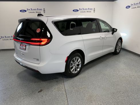Used 2026 Chrysler Pacifica Limited AWD/4WD image 34