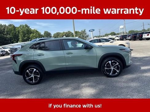 Used 2024 Chevrolet Trax RS w/ Sunroof Package FWD image 17