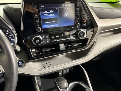 Used 2020 Toyota Highlander XLE AWD/4WD image 34
