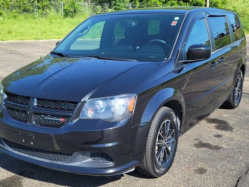 Used 2016 Dodge Grand Caravan SE FWD image 3