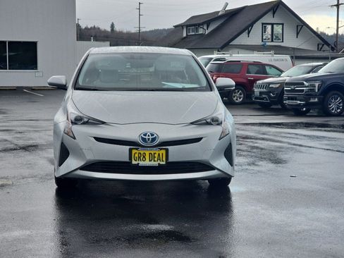 Used 2016 Toyota Prius Four image 3