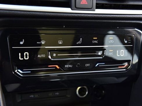 New 2026 Volkswagen Taos SE image 14