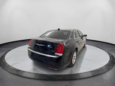 Used 2018 Chrysler 300 Touring w/ Driver Convenience Group RWD image 5