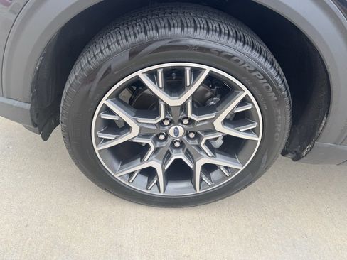 Used 2025 Ford Explorer Platinum w/ Ultimate Package image 8