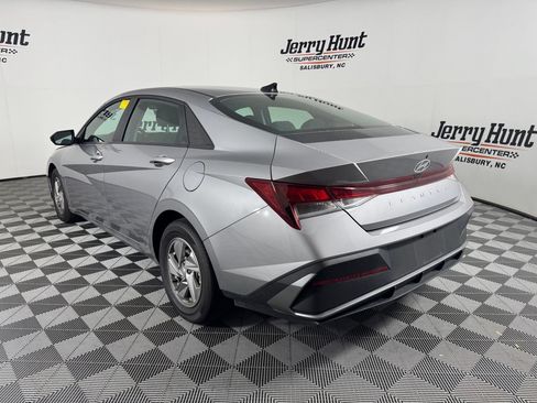 Used 2025 Hyundai Elantra SE FWD image 9