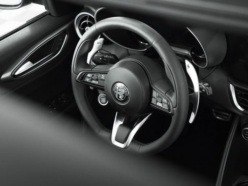 New 2025 Alfa Romeo Giulia w/ Veloce Package Rwd image 39