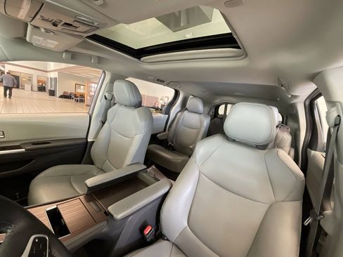 Used 2021 Toyota Sienna XLE image 10