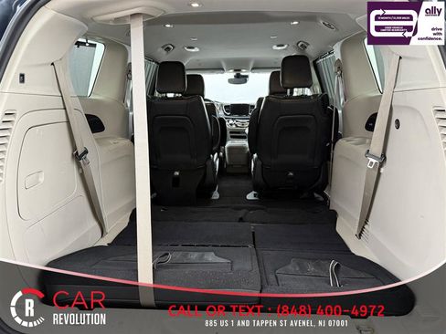 Used 2021 Chrysler Pacifica Touring-L FWD image 8
