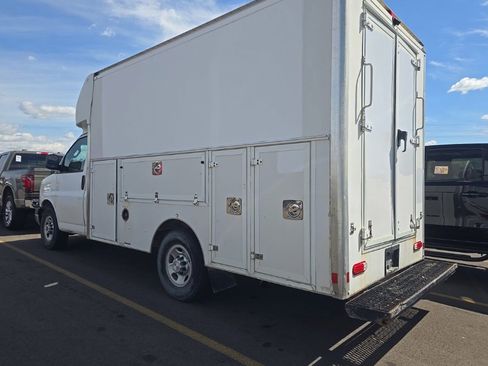 Used 2016 GMC Savana 3500 RWD image 2
