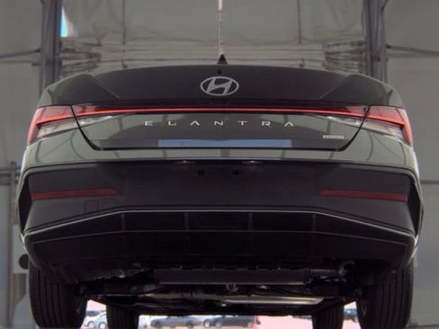 Used 2025 Hyundai Elantra Hybrid FWD image 7