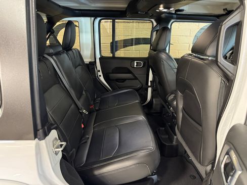 Used 2023 Jeep Wrangler Unlimited Sahara AWD/4WD image 15