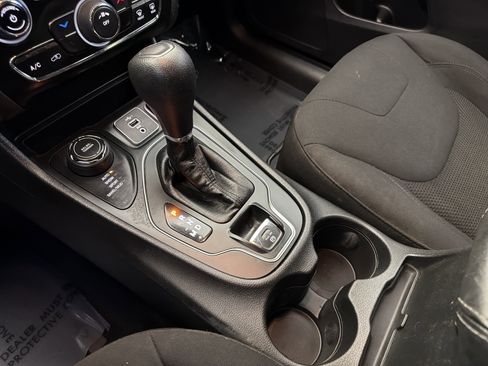 Used 2021 Jeep Cherokee Latitude image 21