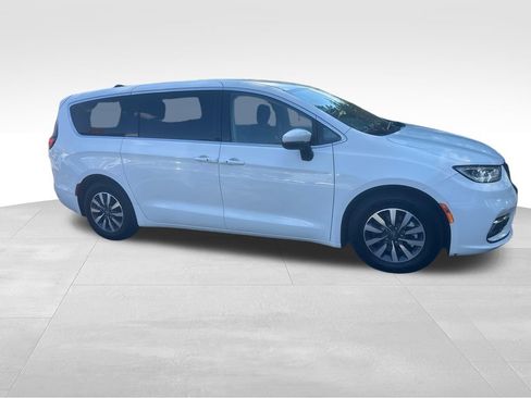 Used 2023 Chrysler Pacifica Touring-L FWD image 32