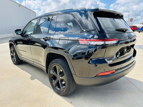 Used 2023 Jeep Grand Cherokee Limited w/ Luxury Tech Group II AWD/4WD image 41
