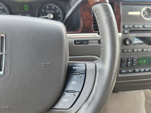 Used 2006 Lincoln Town Car Signature Limited RWD image 31