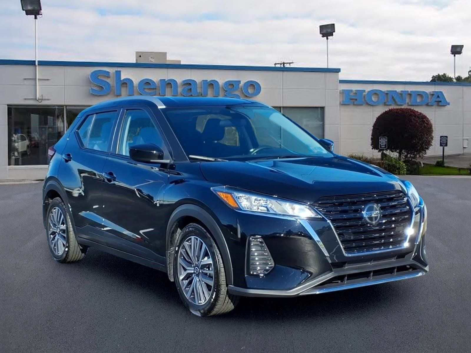 Used 2021 Nissan Kicks SV FWD image 1