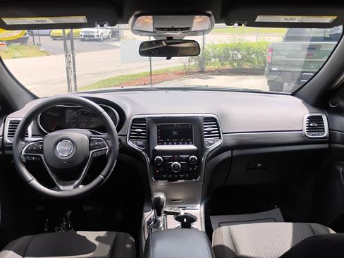Used 2021 Jeep Grand Cherokee Laredo RWD image 16