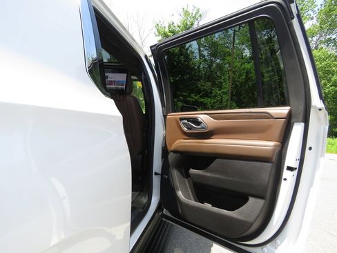 Used 2023 Chevrolet Suburban High Country w/ Premium Package 2 AWD/4WD image 15