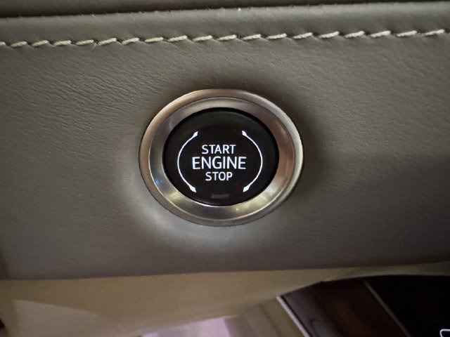 Used 2025 Cadillac Escalade Premium Luxury Platinum AWD/4WD image 12
