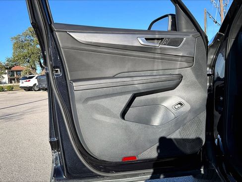 Used 2025 Volkswagen Atlas Cross Sport SE image 22