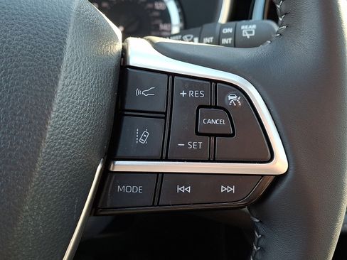 Used 2025 Toyota Highlander XLE image 23