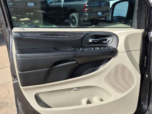 Used 2020 Dodge Grand Caravan SE w/ UConnect Hands-Free Group image 13