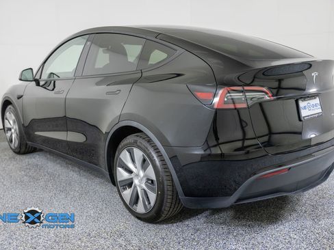 Used 2022 Tesla Model Y Long Range AWD/4WD image 5