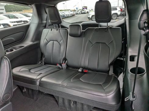 Certified 2025 Chrysler Pacifica Select FWD image 24
