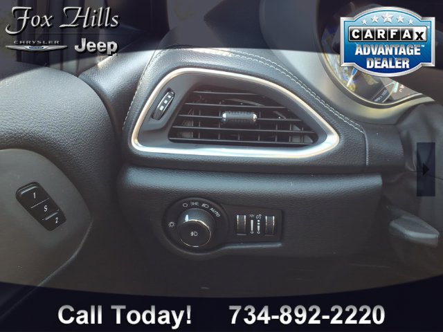 Certified 2025 Chrysler Pacifica Limited w/ Uconnect Theater Family Group FWD image 20