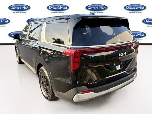 Used 2025 Kia Carnival FWD image 5