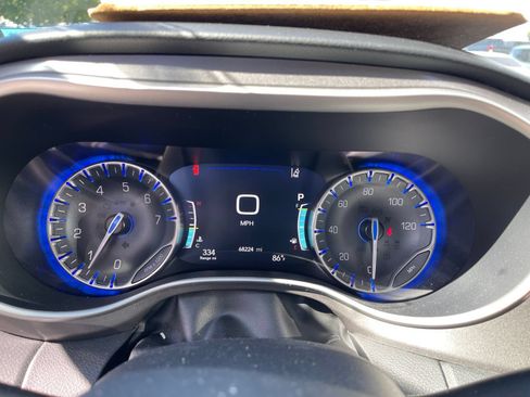 Used 2023 Chrysler Pacifica Touring-L FWD image 6