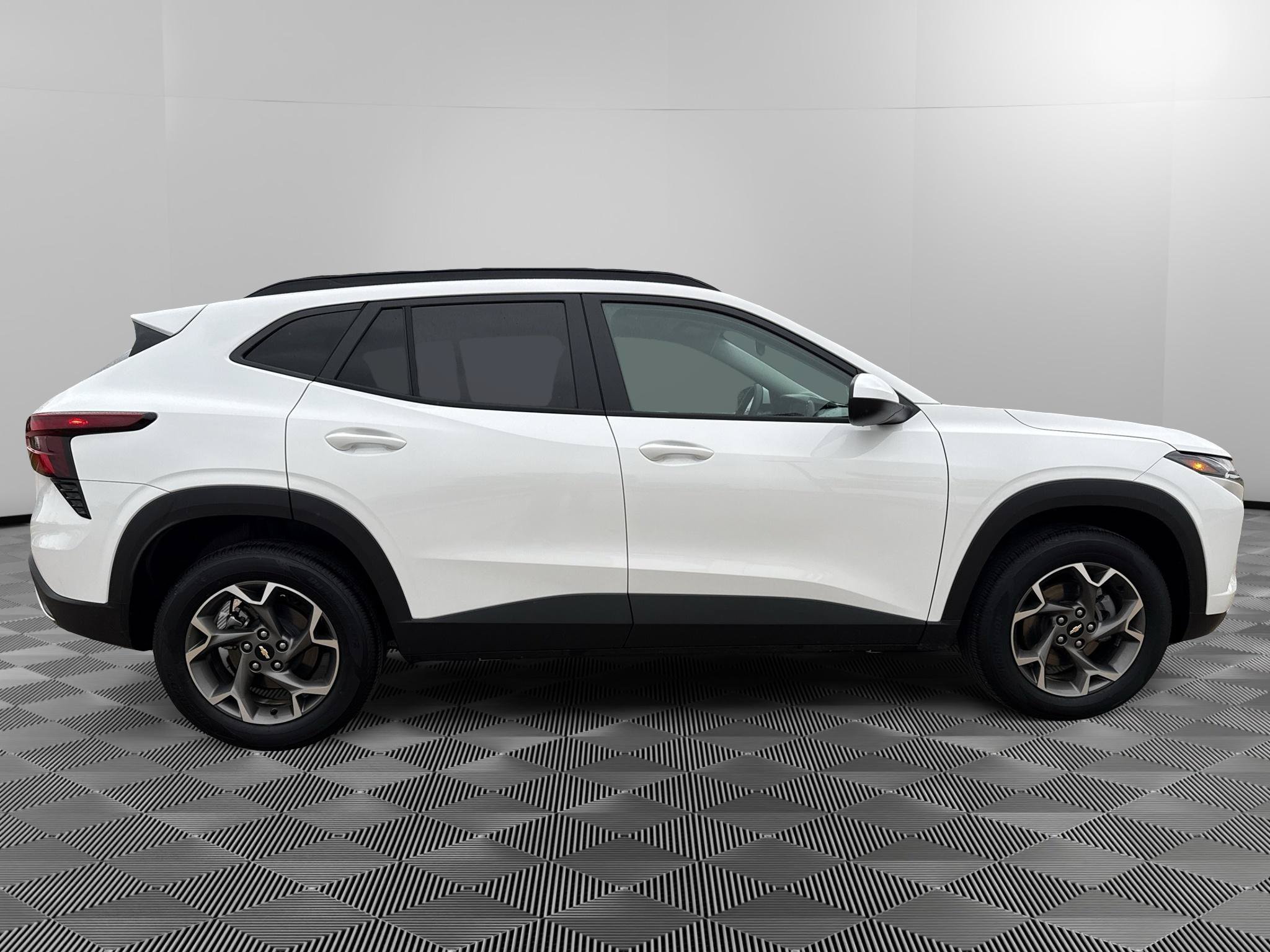 New 2026 Chevrolet Trax LT w/ LPO, Blackout Package FWD image 5