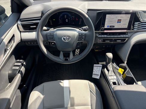Used 2026 Toyota Camry SE FWD image 4
