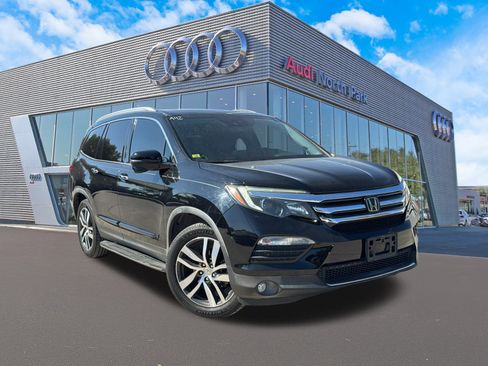 Used 2018 Honda Pilot Touring image 1
