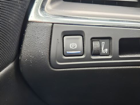 Used 2019 Cadillac XT5 Luxury FWD image 25