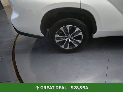 Used 2023 Toyota Highlander XLE image 25