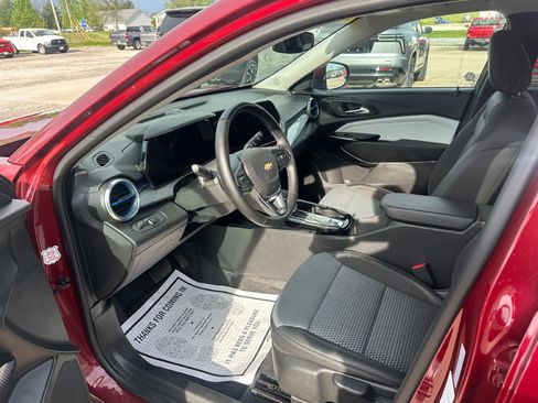 Used 2025 Chevrolet Trax LT w/ LT Convenience Package image 10