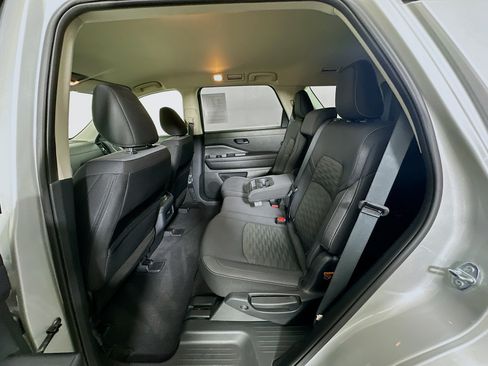 Used 2025 Nissan Pathfinder SV FWD image 27