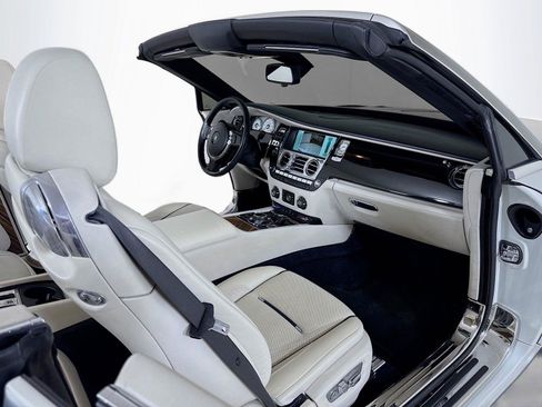 Used 2016 Rolls-Royce Dawn RWD image 34