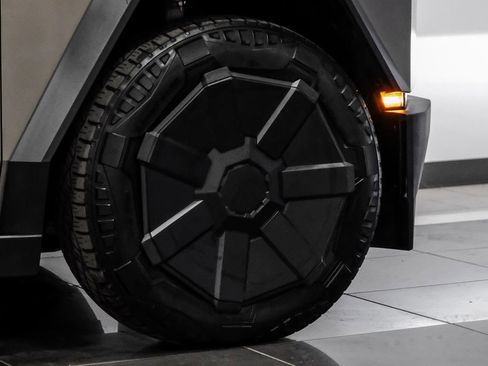 Used 2024 Tesla Cybertruck AWD Crew Cab image 45