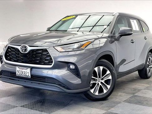 Used 2023 Toyota Highlander XLE FWD image 12