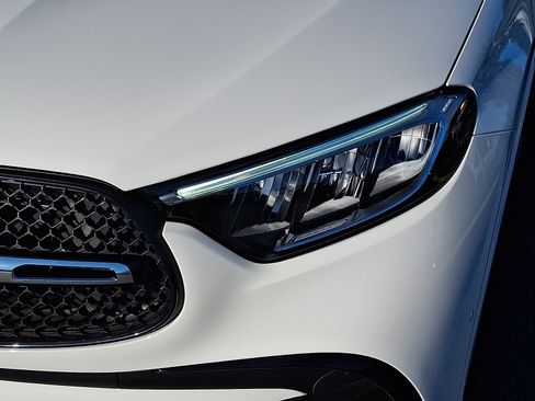 Certified 2025 Mercedes-Benz GLC 300 4MATIC image 9