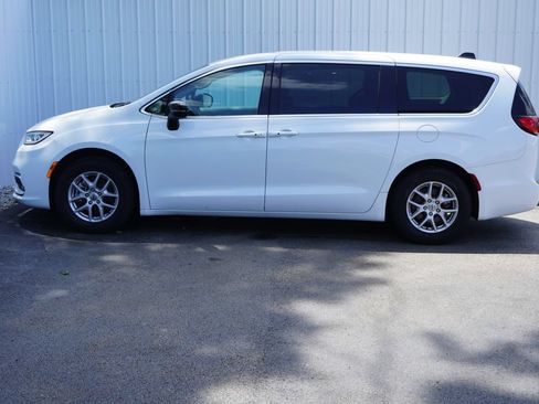 Used 2024 Chrysler Pacifica Touring-L FWD image 3