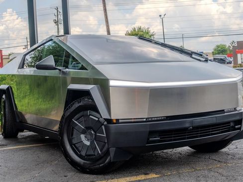 Used 2025 Tesla Cybertruck AWD Crew Cab image 3