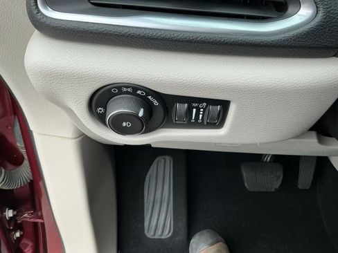 Used 2018 Chrysler Pacifica Limited w/ Tire & Wheel Group image 22