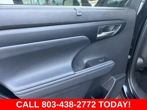 Used 2024 Toyota Highlander XLE AWD/4WD image 12