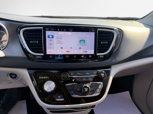Used 2023 Chrysler Pacifica Touring-L FWD image 22